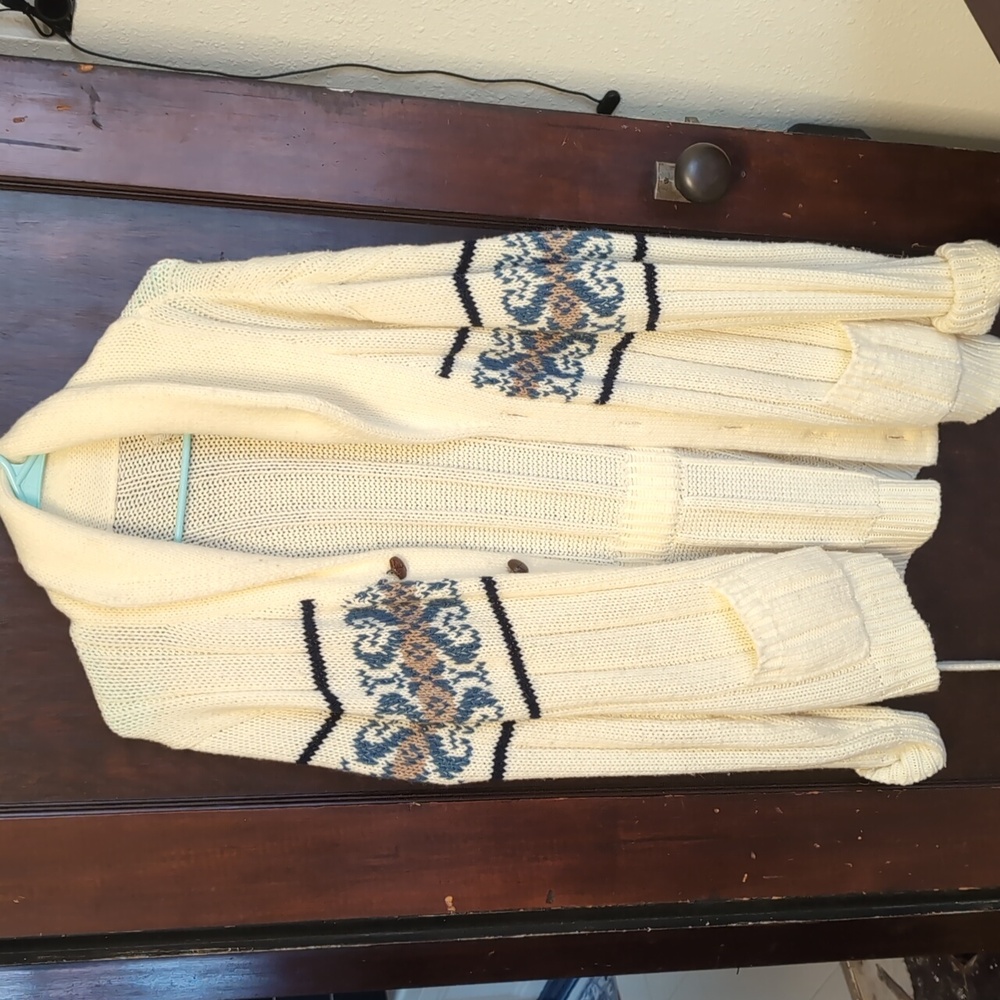 Vintage cream colored sweater with belt